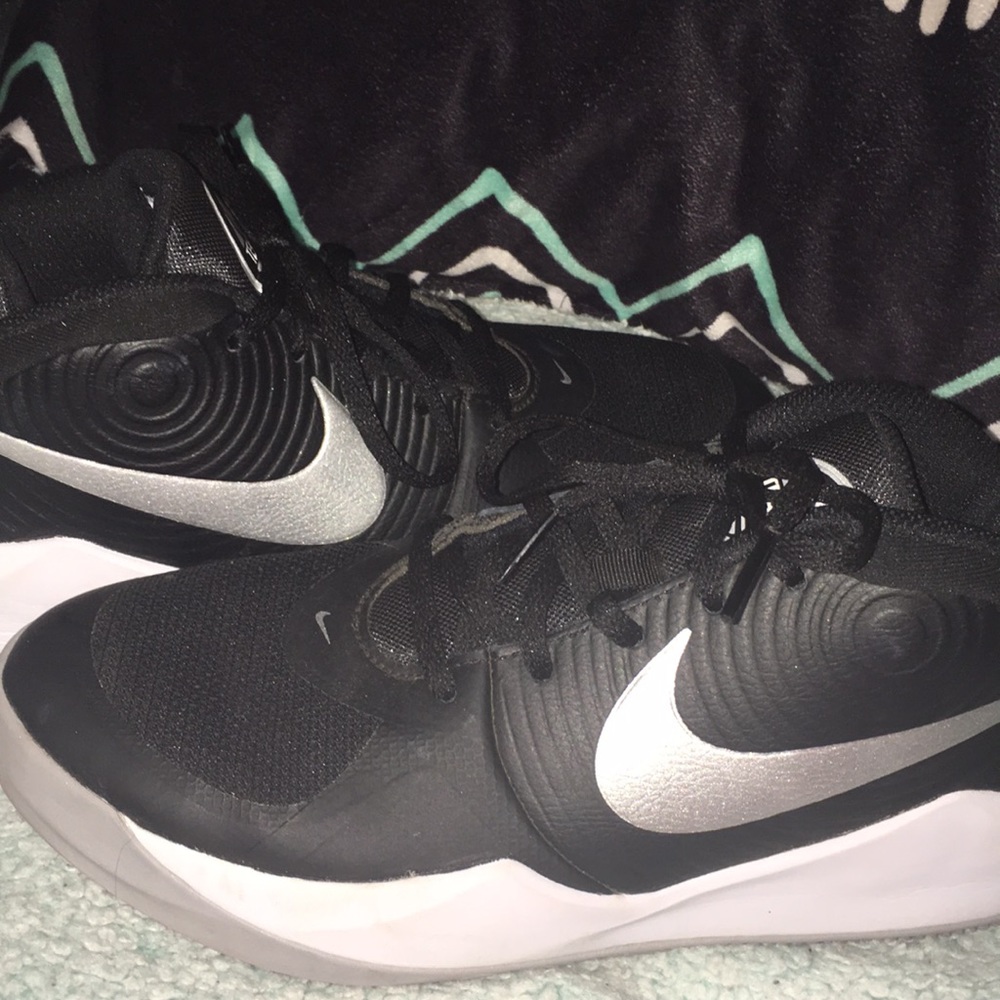 Nike TeamHustle Boys Shoes